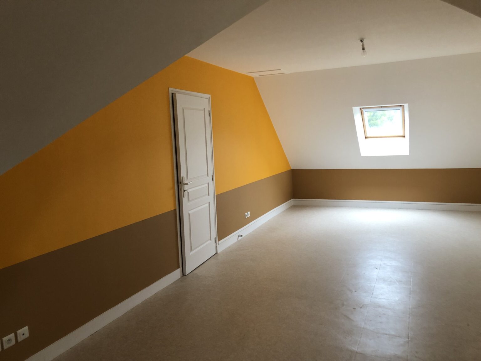 Mise en peinture d'une chambre en mansarde, 2 couleurs, plafond et boiseries en blanc à BEAUMONT-EN-VÉRON.