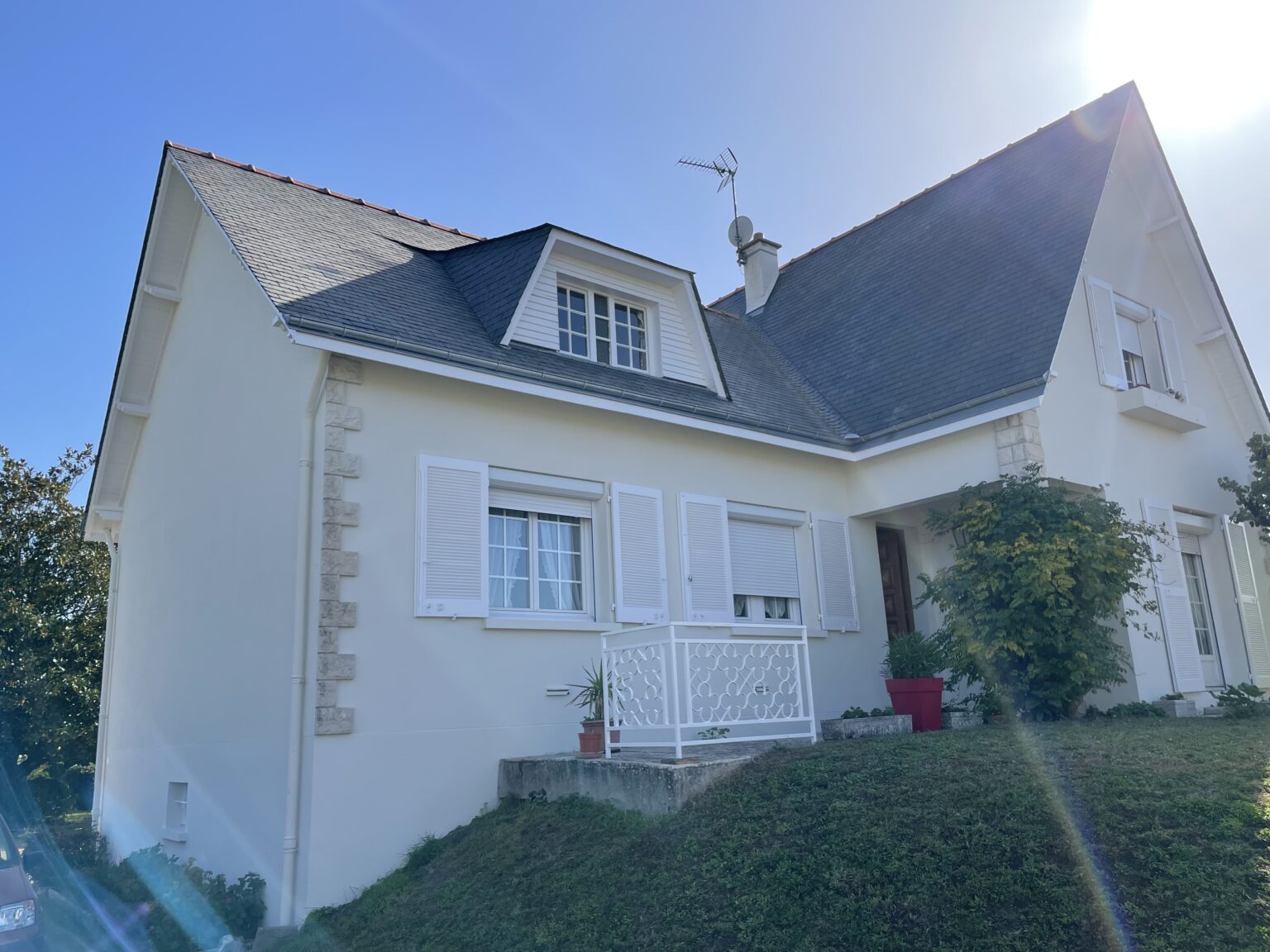 Ravalement façade en peinture et boiseries extérieures de cette belle maison à AVOINE.