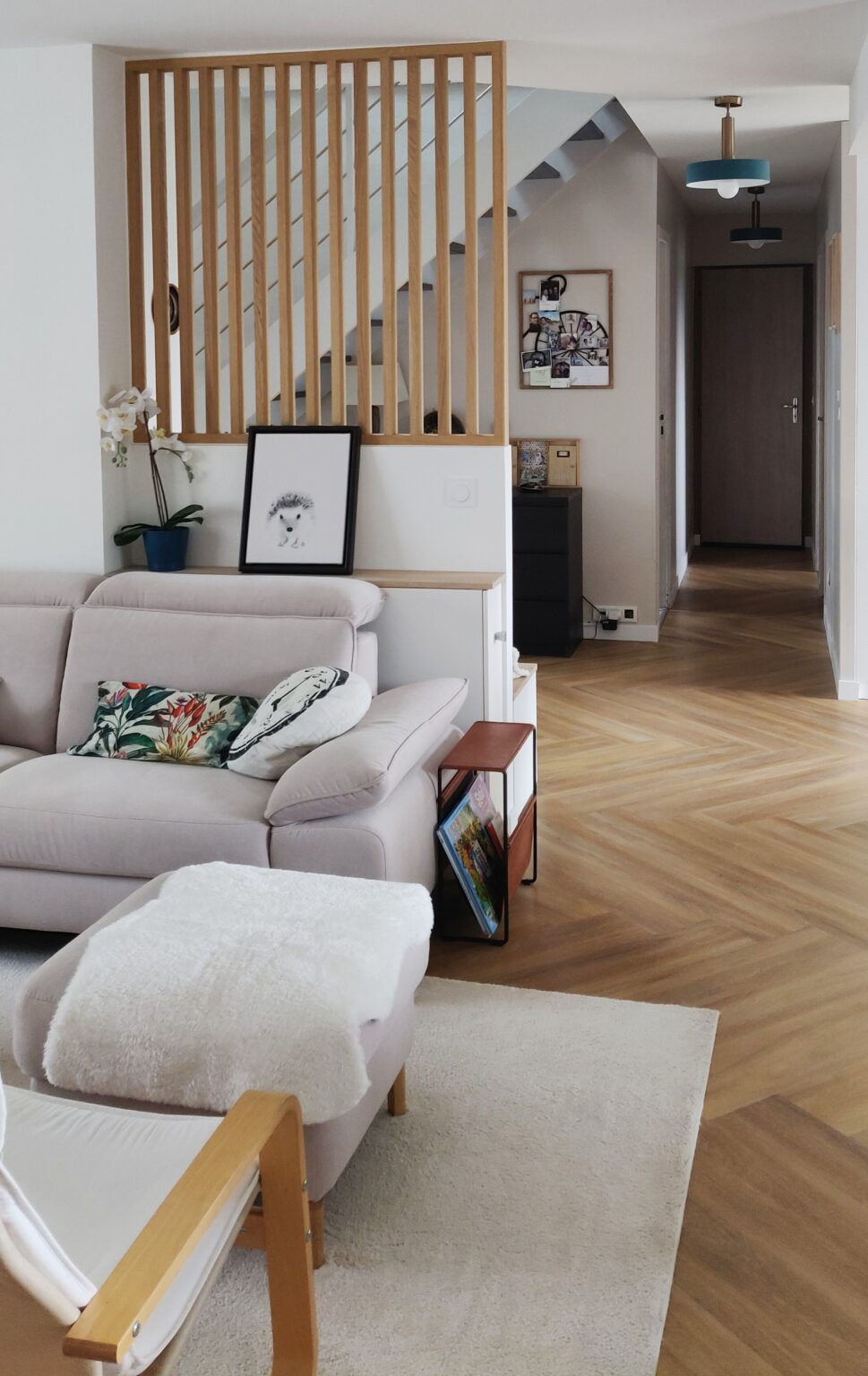 Rénovation séjour à HUISMES avec installation d'un sol LVT imitation en bois pose en bâton rompu pour un effet parquet ancien.