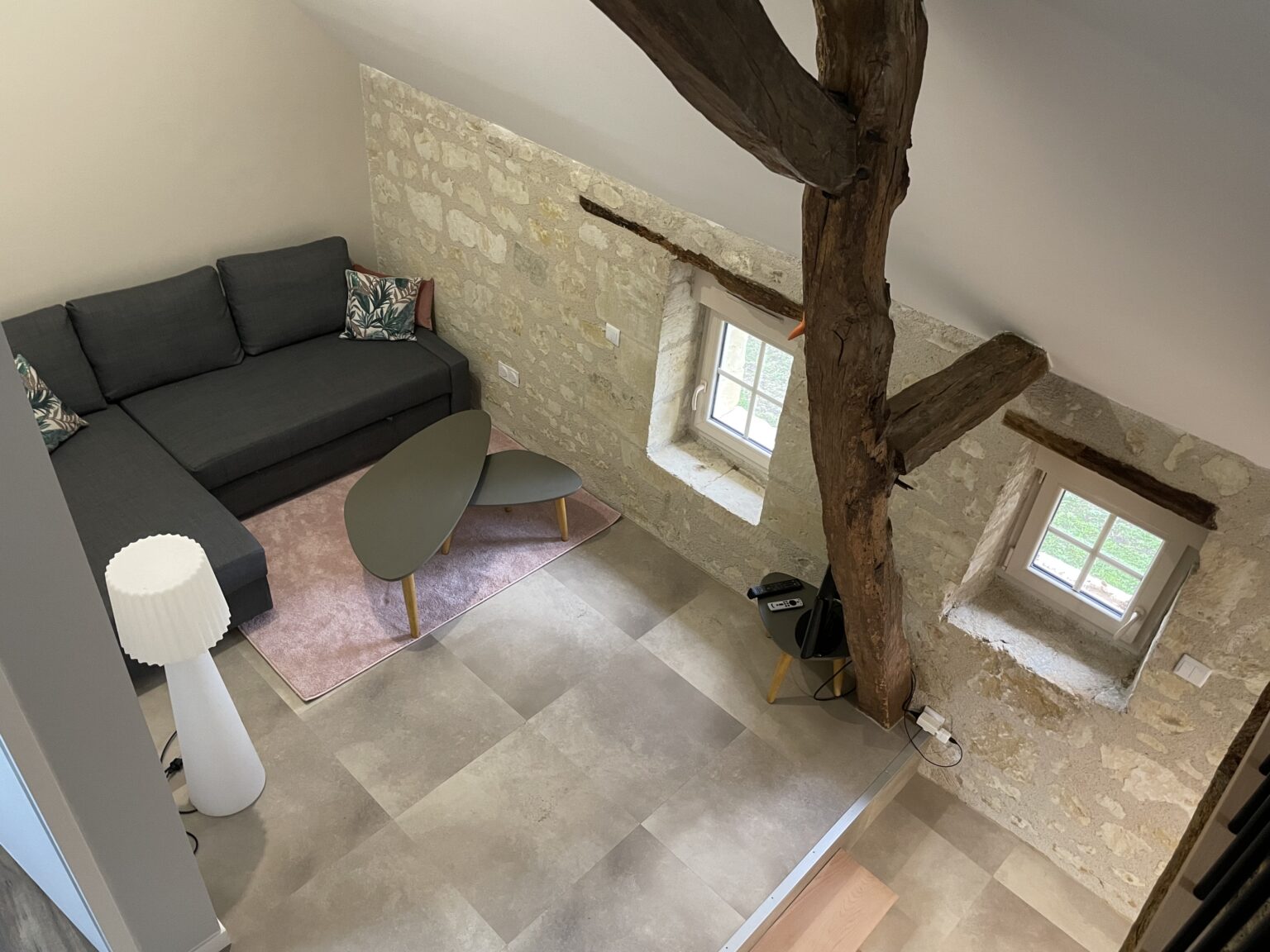 Rénovation gîte à LERNÉ, peintures plafond et murs et revêtement sol LVT en dalle imitation pierre de chez GERFLOR.