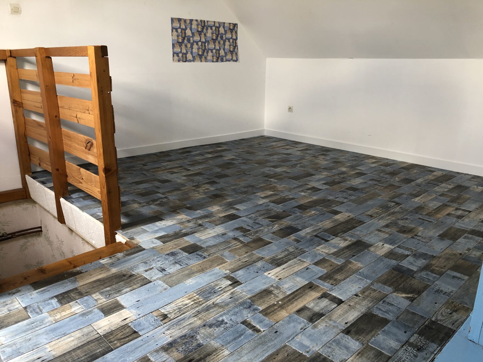 Pose sol souple style contemporain pour une chambre en mezzanine à SAVIGNY.