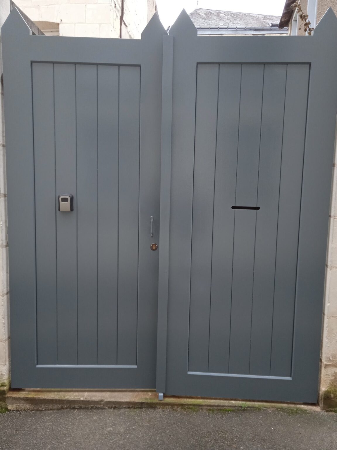 Mise en peinture Gris Terre d'ombre porte neuf en bois style ancien au pied de la Forteresse Royale de CHINON.