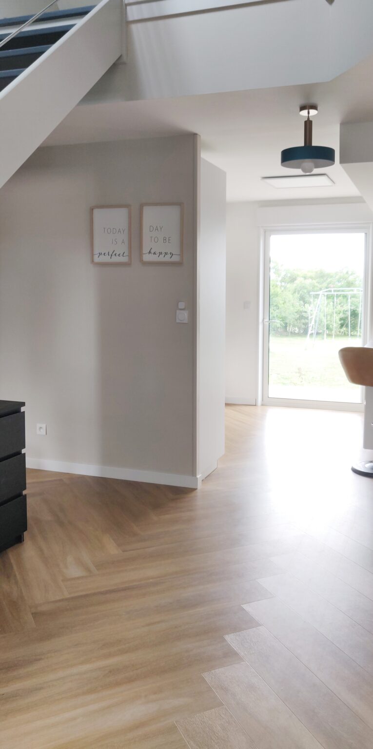 Rénovation séjour à HUISMES avec installation d'un sol LVT imitation en bois pose en bâton rompu pour un effet parquet ancien.